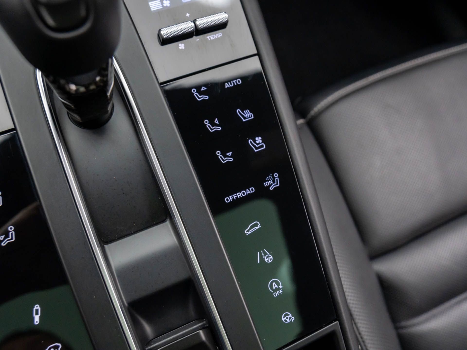 Certified 2025 Porsche Macan GTS image 23