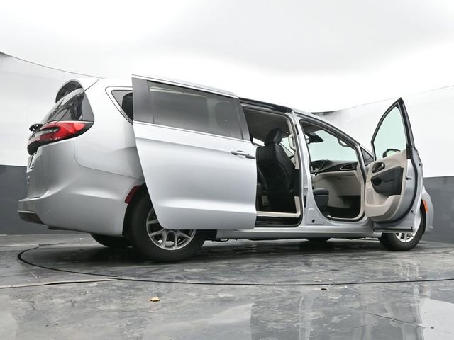 Used 2024 Chrysler Pacifica Touring-L image 74