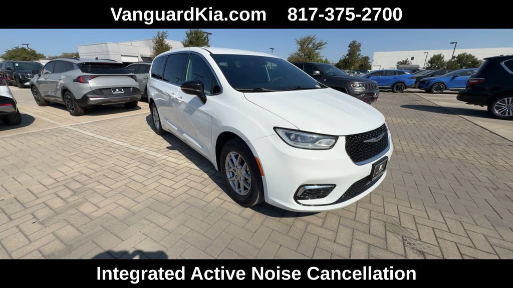 Used 2025 Chrysler Pacifica Select FWD image 2