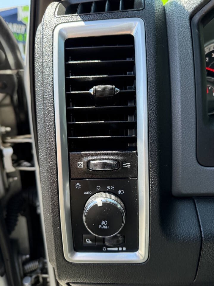 Used 2017 RAM 1500 Classic SLT w/ SLT Plus D←cor Group AWD/4WD image 16