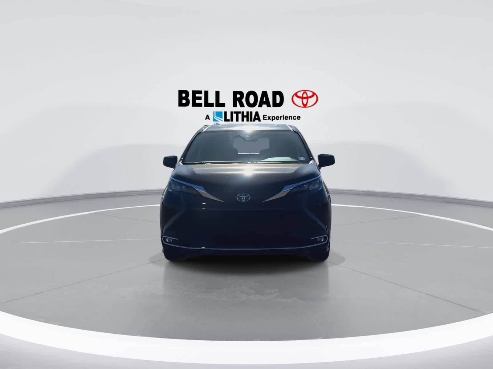Used 2024 Toyota Sienna XLE FWD image 3