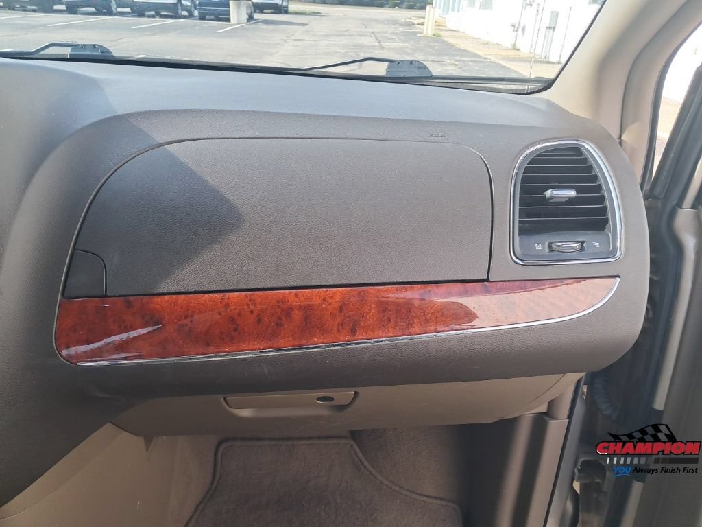 Used 2013 Chrysler Town & Country Touring FWD image 21