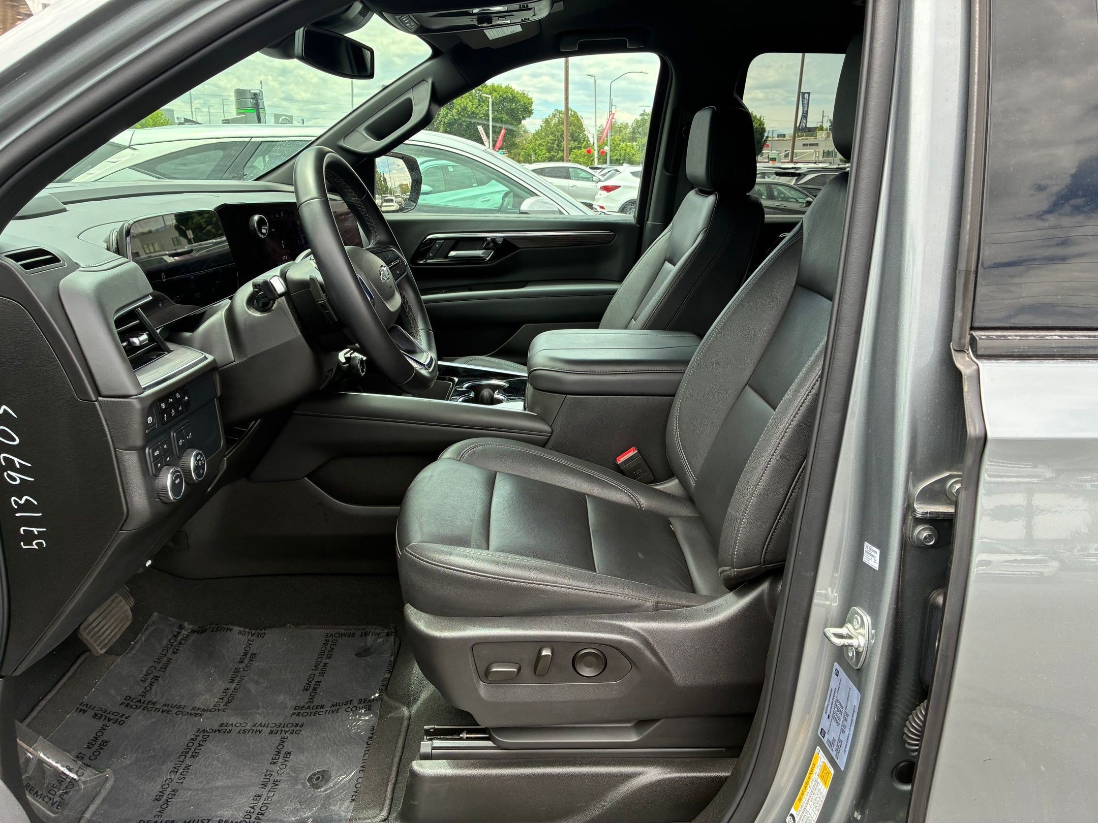 Used 2025 Chevrolet Suburban Z71 AWD/4WD image 17