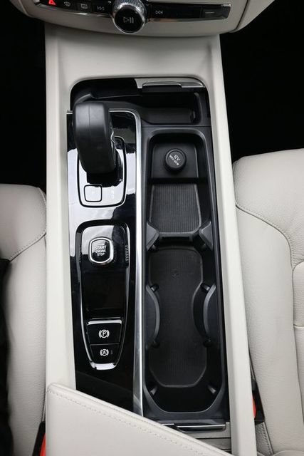 Used 2024 Volvo XC60 B5 Plus AWD/4WD image 12