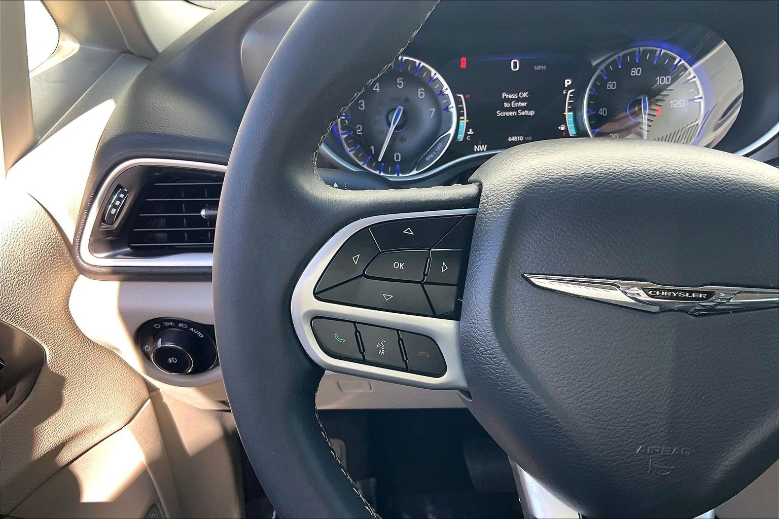 Used 2024 Chrysler Pacifica Touring-L FWD image 23
