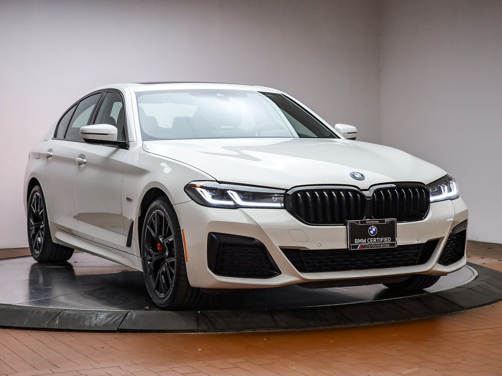 Certified 2023 BMW 530e w/ M Sport Package image 3