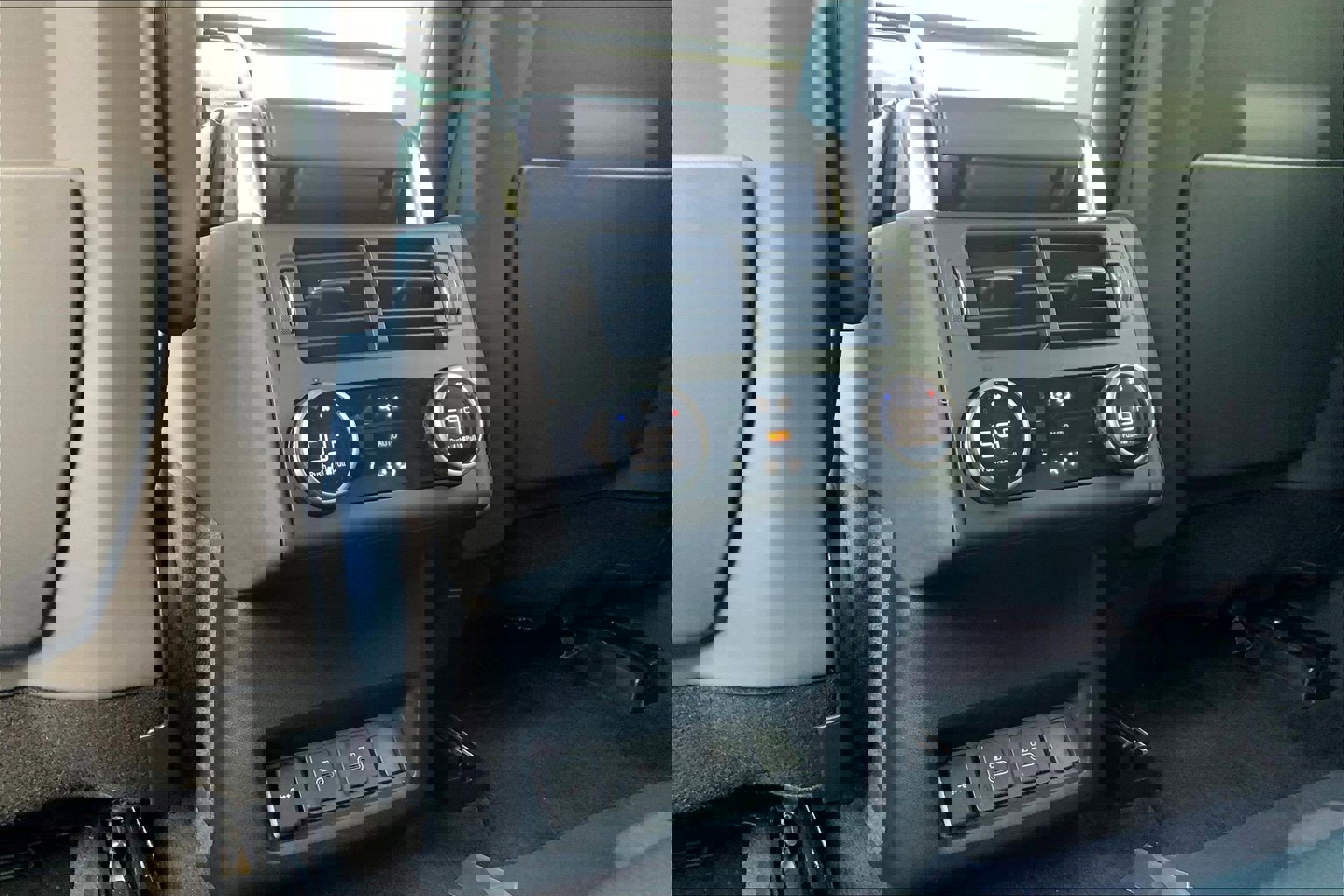 Used 2024 Land Rover Discovery Metropolitan Edition image 35