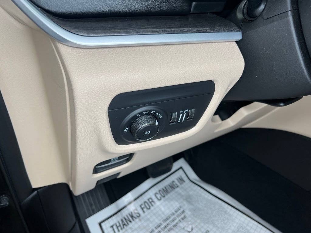 Used 2024 Jeep Grand Cherokee L Limited AWD/4WD image 16