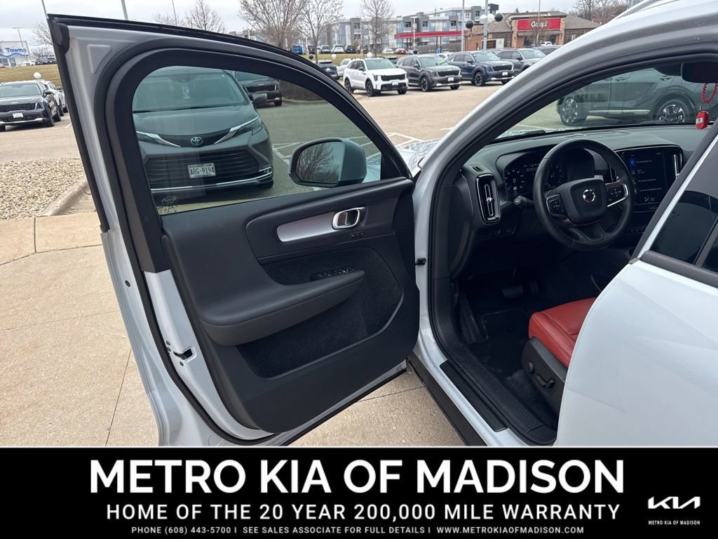 Used 2020 Volvo XC40 T5 Momentum image 10