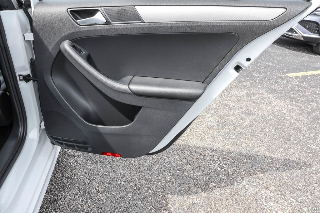 Used 2017 Volkswagen Jetta SE image 32