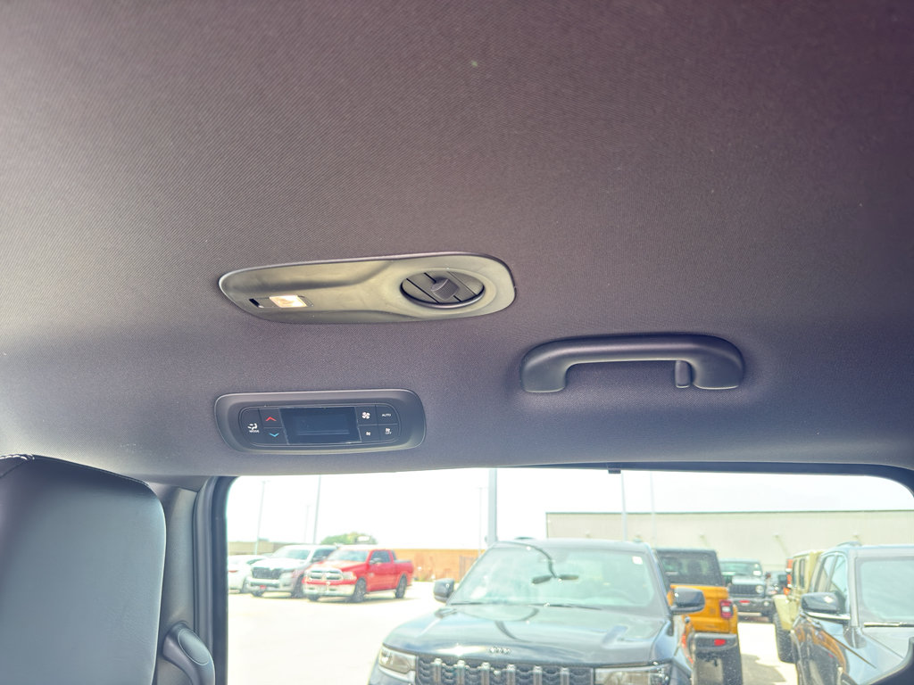 New 2026 Chrysler Pacifica Select FWD image 30