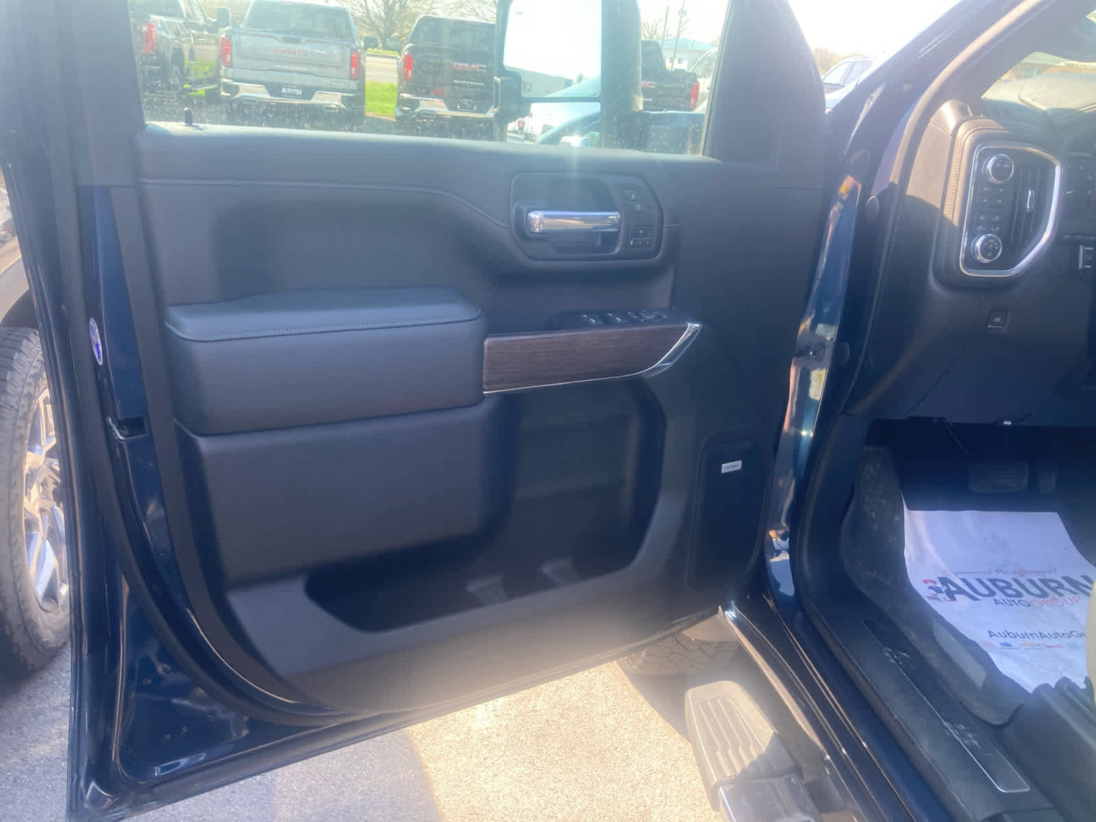 Used 2022 GMC Sierra 2500 Denali w/ Denali Ultimate Package AWD/4WD image 4
