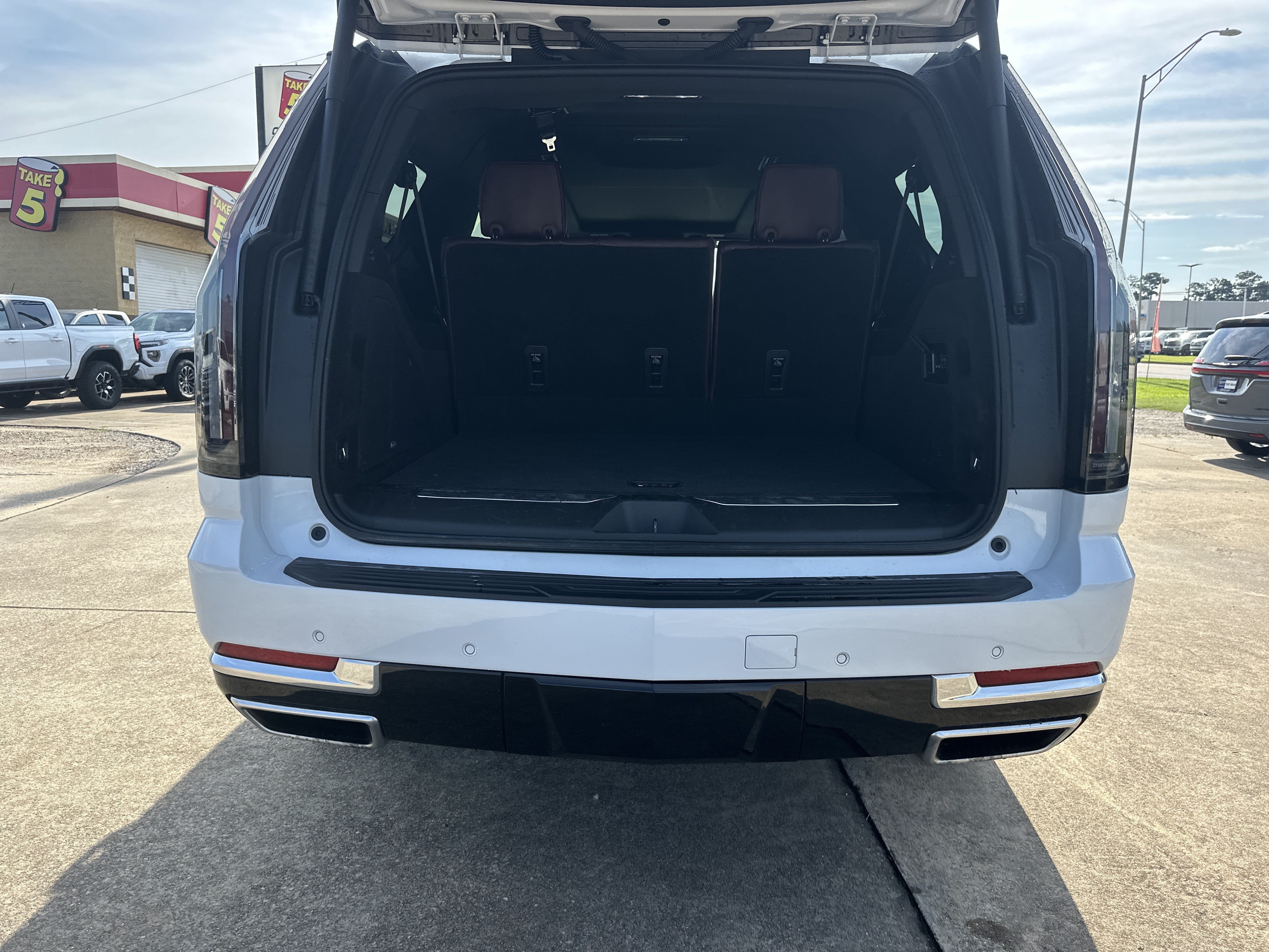 Certified 2026 Cadillac Escalade ESV Luxury w/ LPO, Radiant Package AWD/4WD image 20