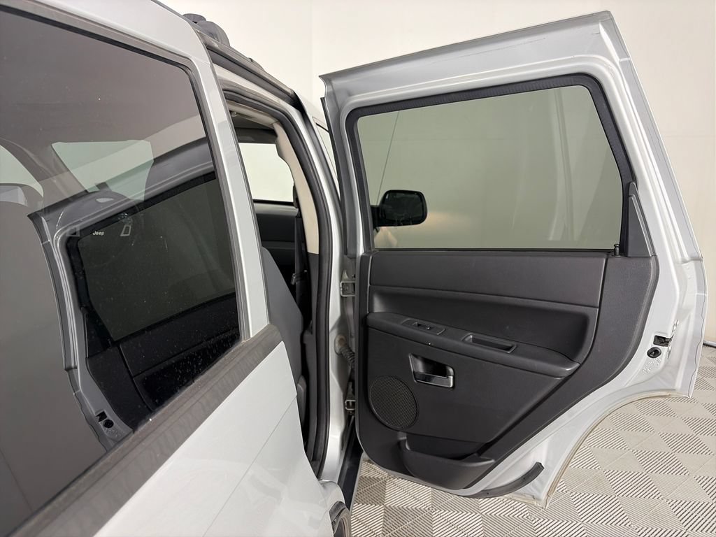 Used 2010 Jeep Grand Cherokee Laredo AWD/4WD image 25