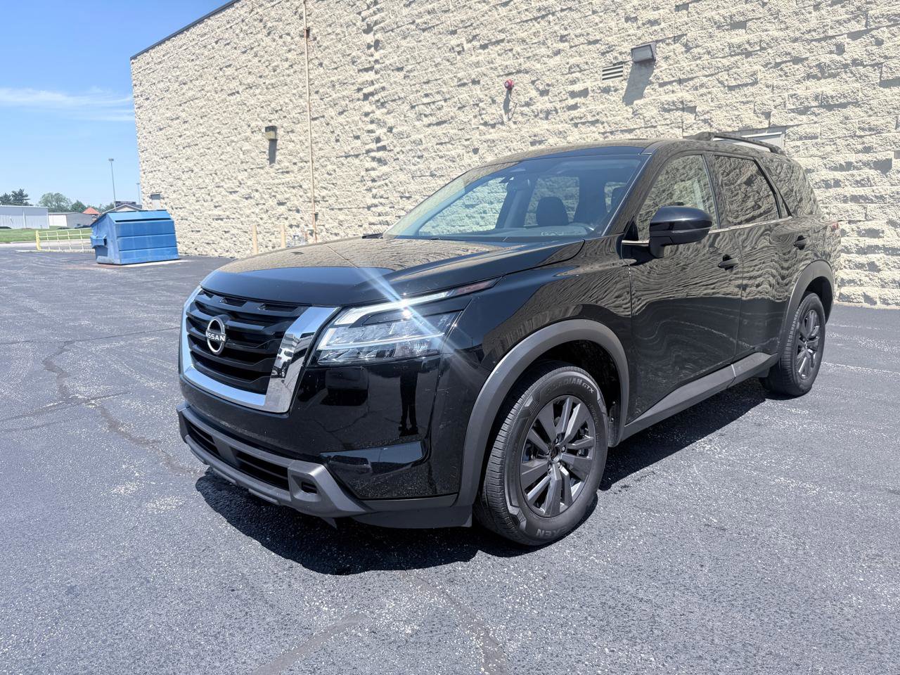 Used 2022 Nissan Pathfinder SV AWD/4WD image 1
