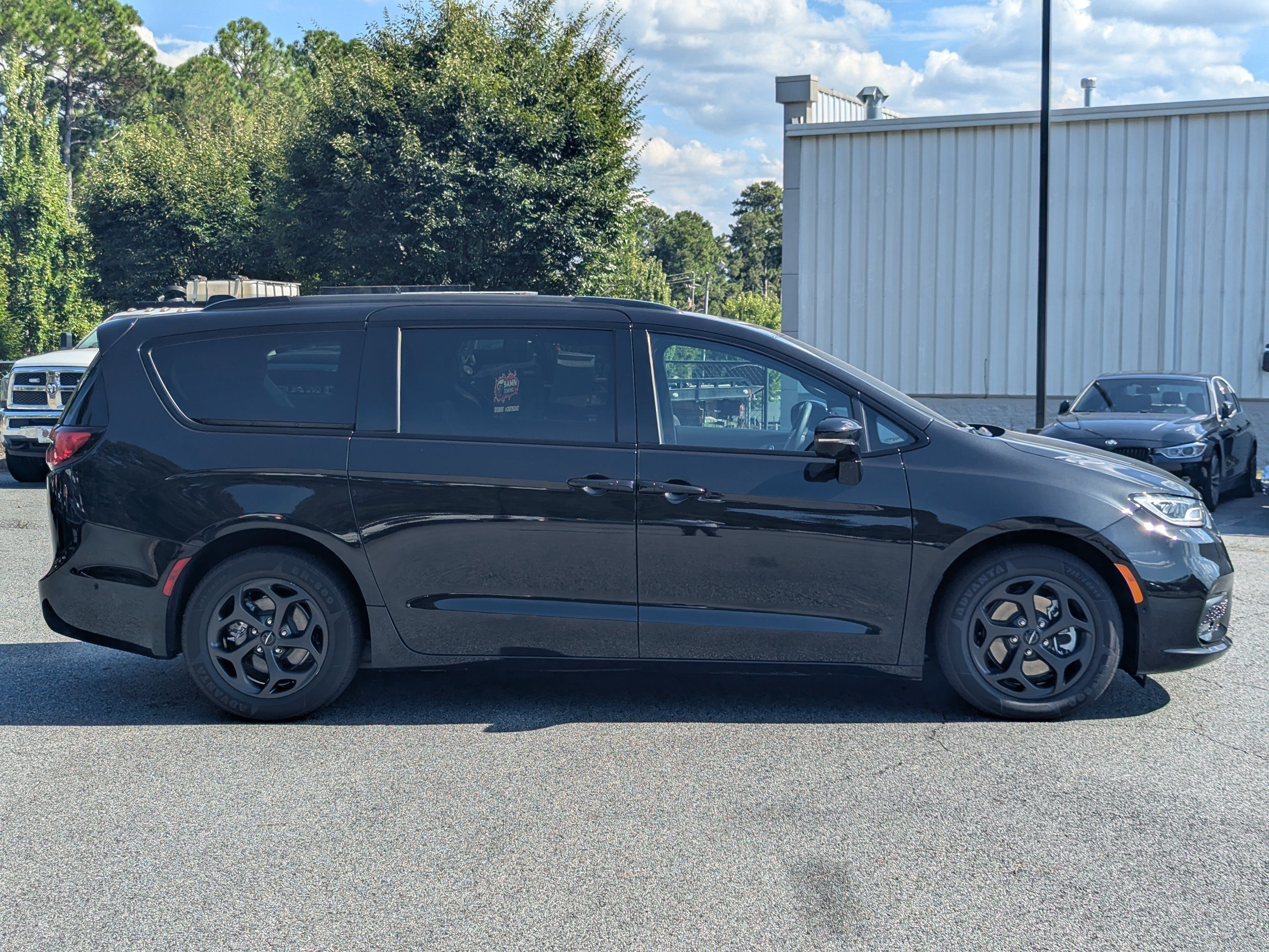 Used 2023 Chrysler Pacifica Limited w/ S Appearance Package FWD image 9