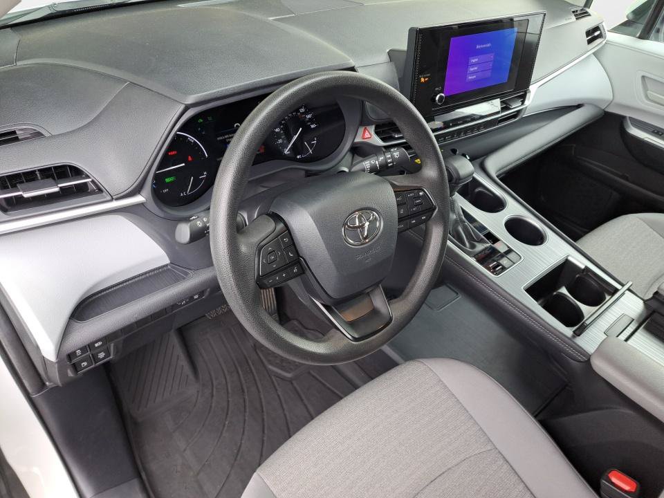 Used 2025 Toyota Sienna LE AWD/4WD image 13