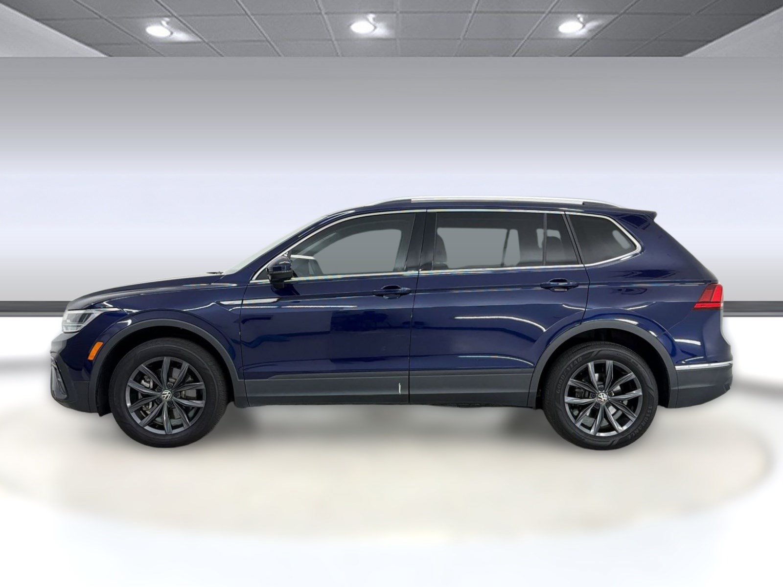 Used 2023 Volkswagen Tiguan SE FWD image 2