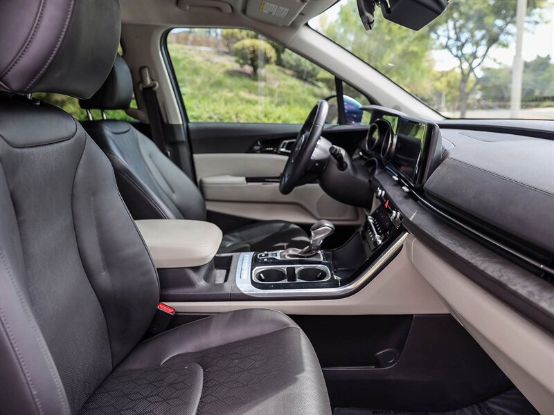 Used 2024 Kia Carnival EX FWD image 22