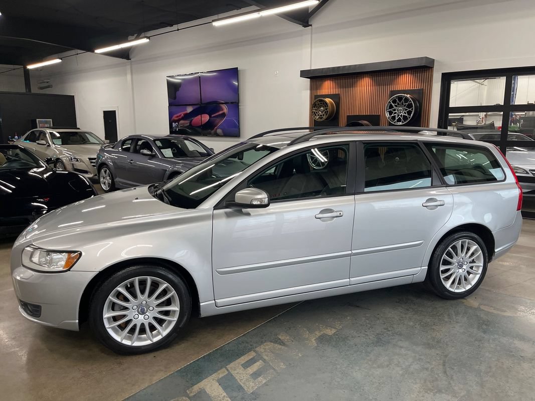 Used 2011 Volvo V50 T5 w/ Preferred Pkg FWD image 4