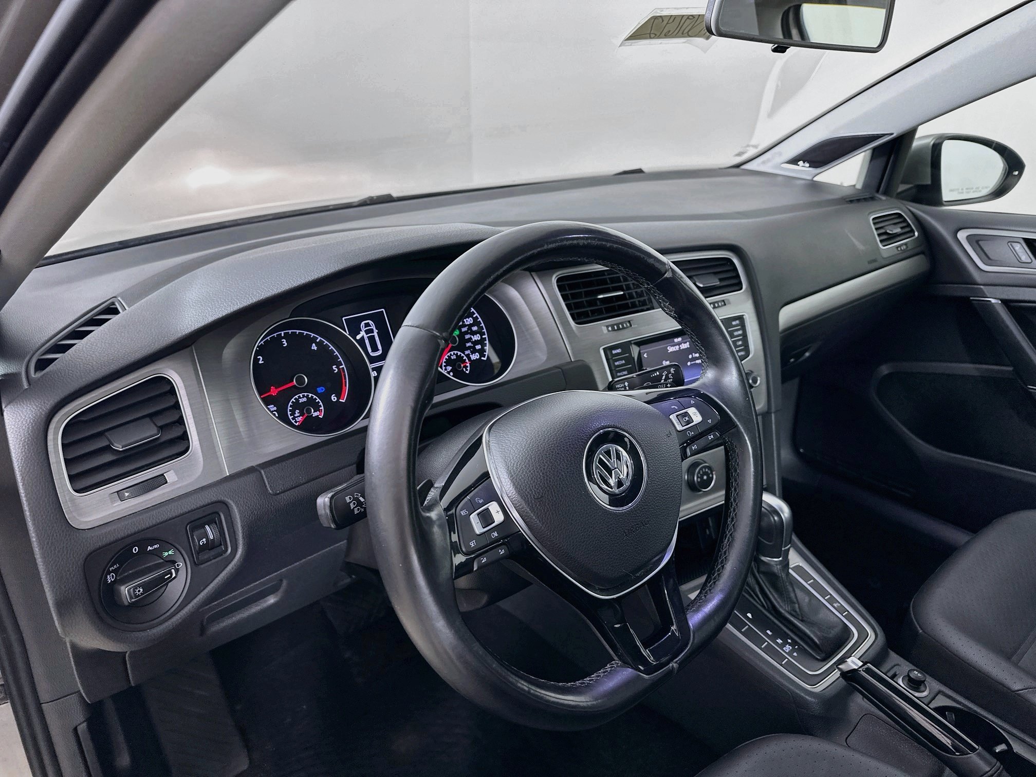 Used 2015 Volkswagen Golf TDI SE FWD image 9