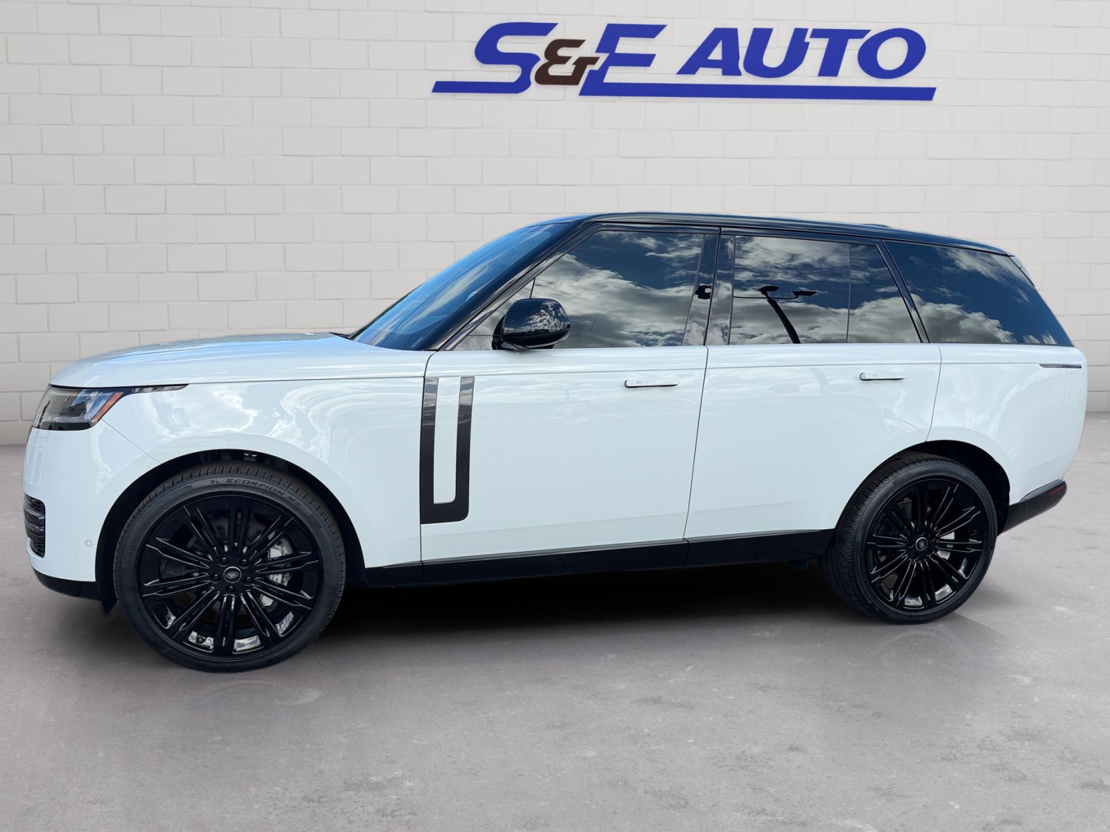 Used 2025 Land Rover Range Rover SE AWD/4WD image 2