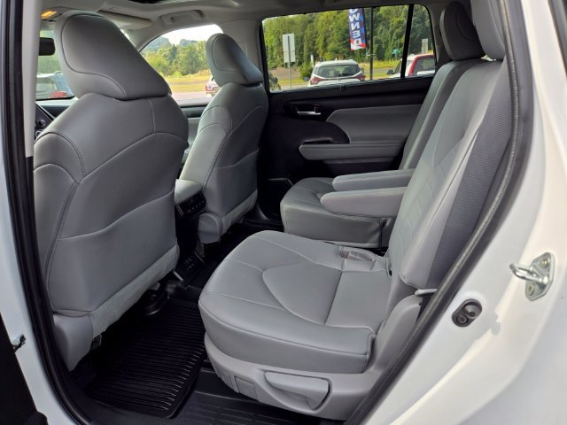 Used 2023 Toyota Highlander XLE FWD image 14