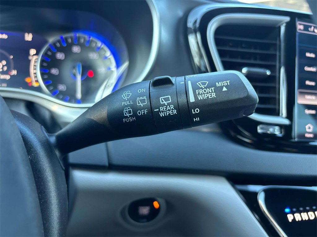 Used 2024 Chrysler Pacifica Touring-L image 30