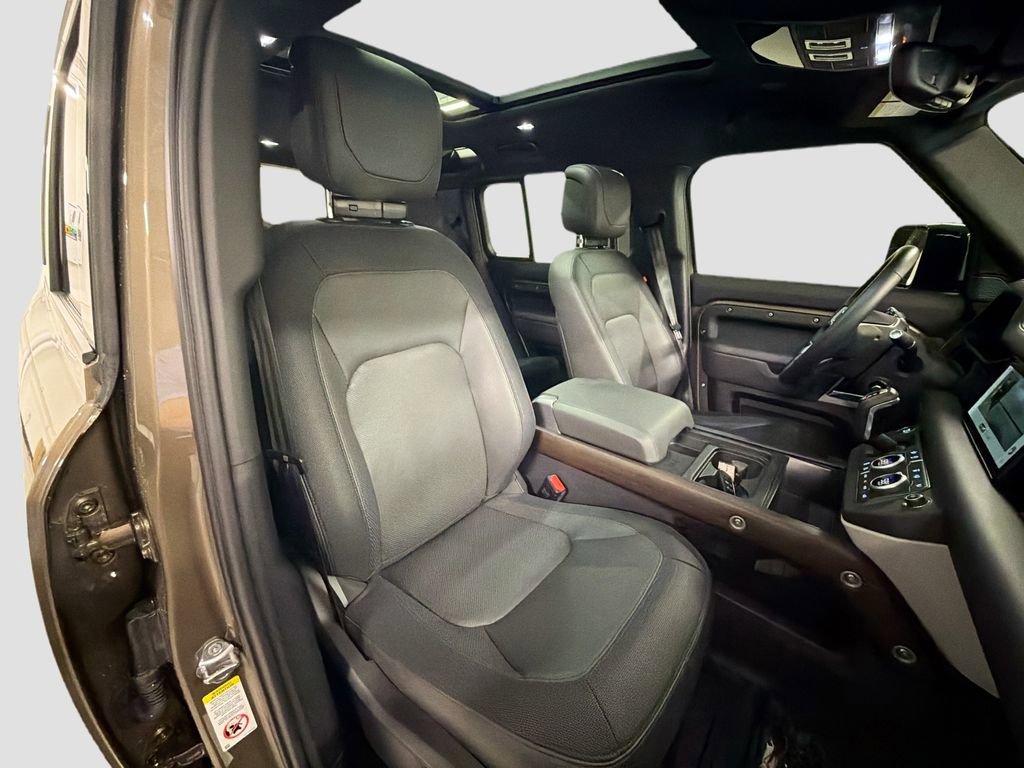Used 2024 Land Rover Defender 110 X-Dynamic SE AWD/4WD image 30