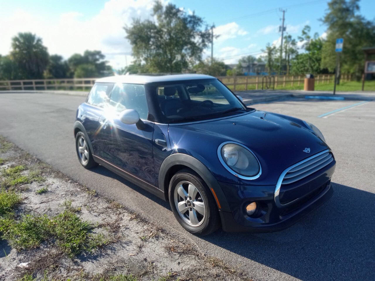 Used 2015 MINI Cooper 2-Door Hardtop image 4