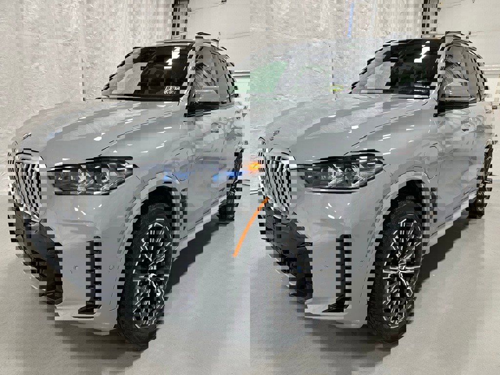 Used 2026 BMW X5 xDrive50e image 3