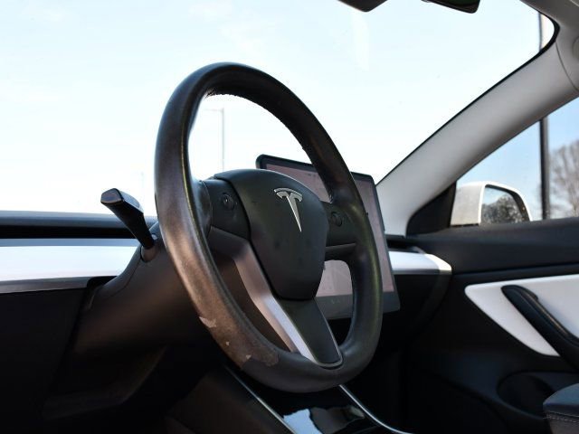 Used 2020 Tesla Model 3 Standard Range image 10