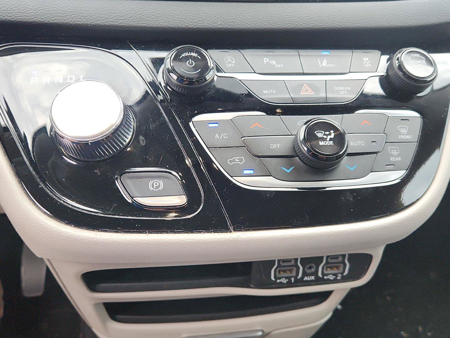 Used 2023 Chrysler Pacifica Touring-L FWD image 18