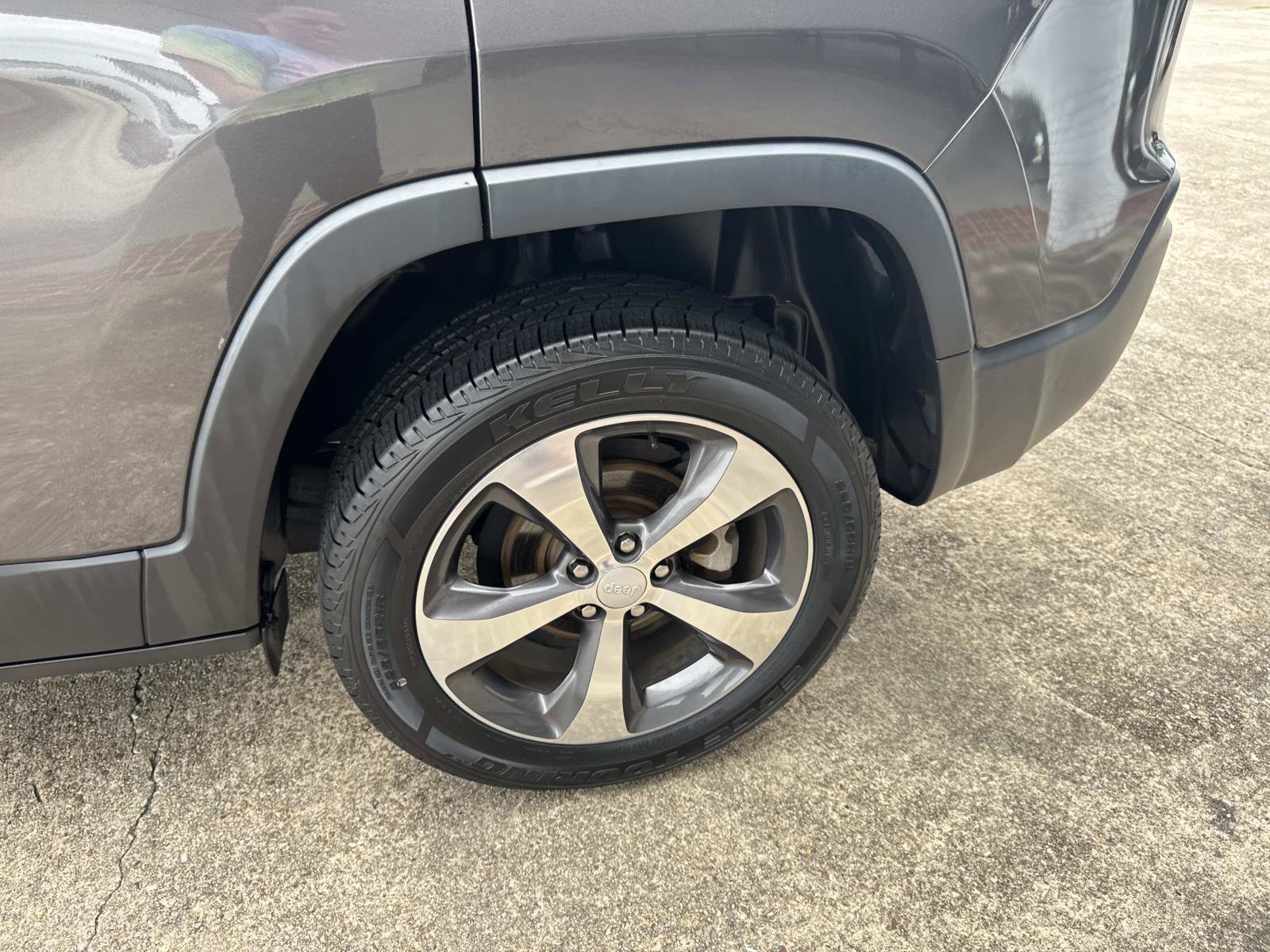 Used 2019 Jeep Cherokee Limited image 4