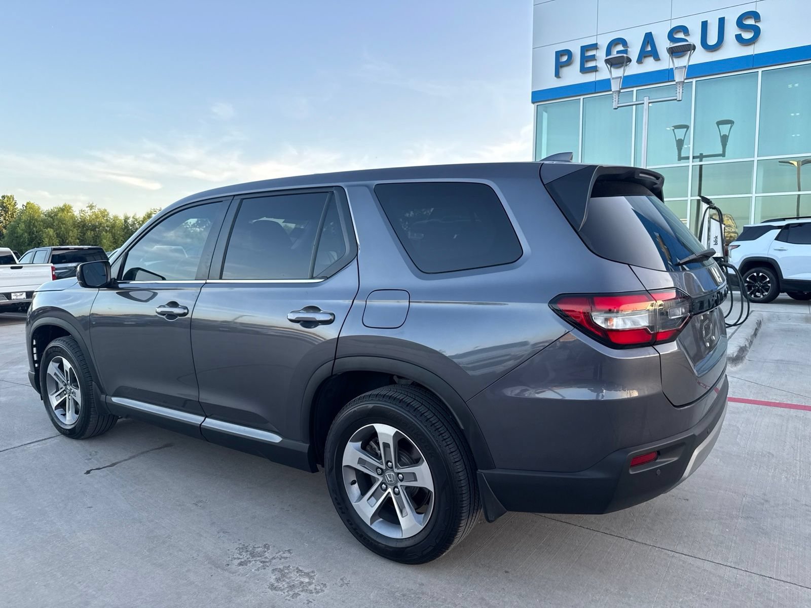 Used 2025 Honda Pilot EX-L image 3