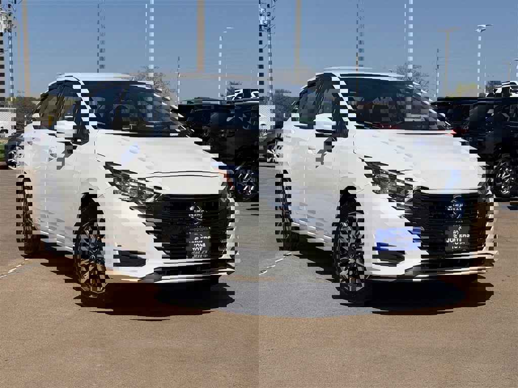 Used 2025 Nissan Versa SV image 2