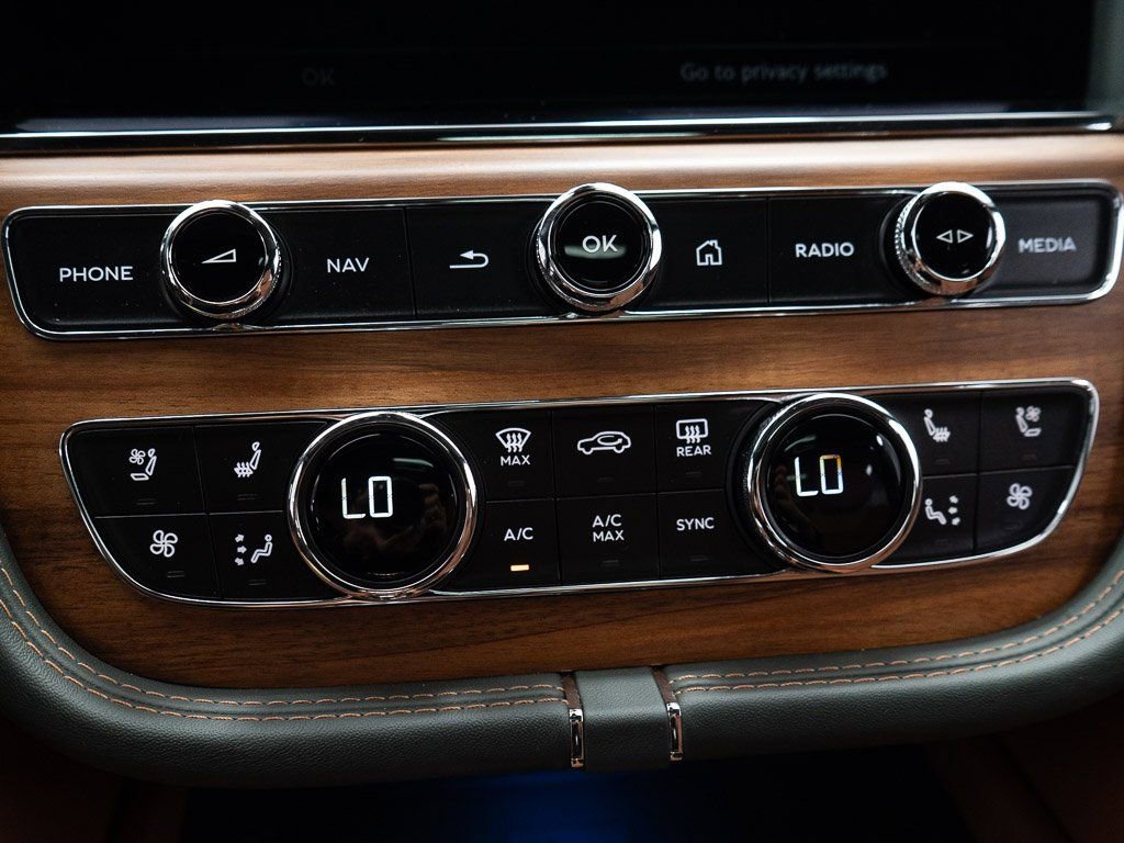 Certified 2025 Bentley Bentayga Extended Wheelbase image 38