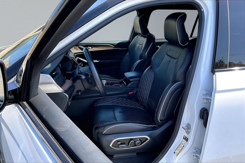 Used 2025 Jeep Grand Cherokee L Summit w/ Obsidian Package AWD/4WD image 3