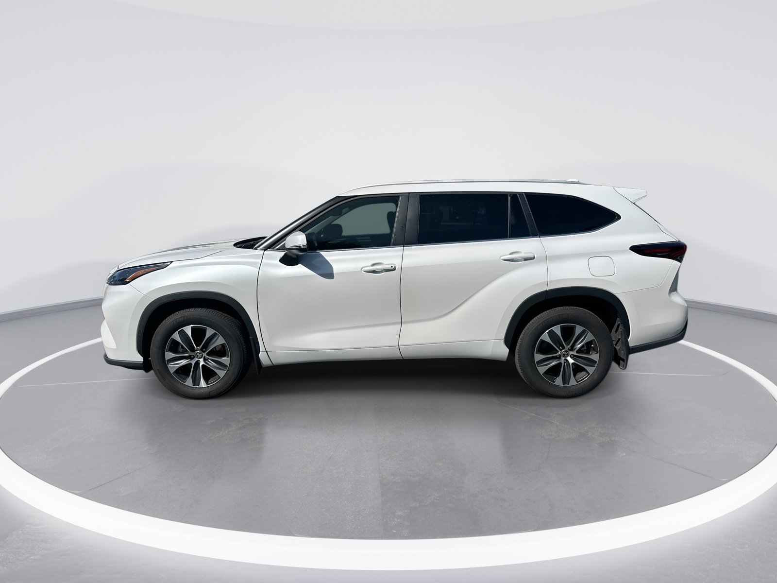 Used 2025 Toyota Highlander XLE FWD image 6