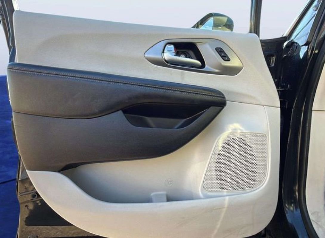 Used 2021 Chrysler Pacifica Touring-L image 18