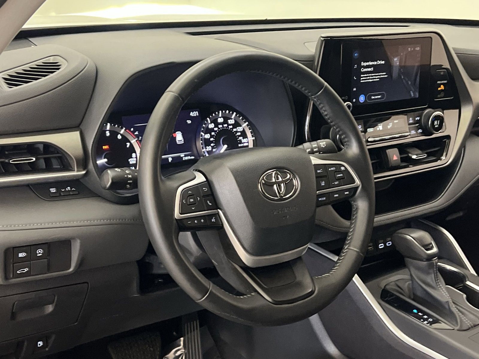 Used 2023 Toyota Highlander LE image 14