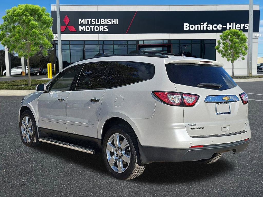 Used 2017 Chevrolet Traverse LT w/ Style and Technology Package FWD image 3