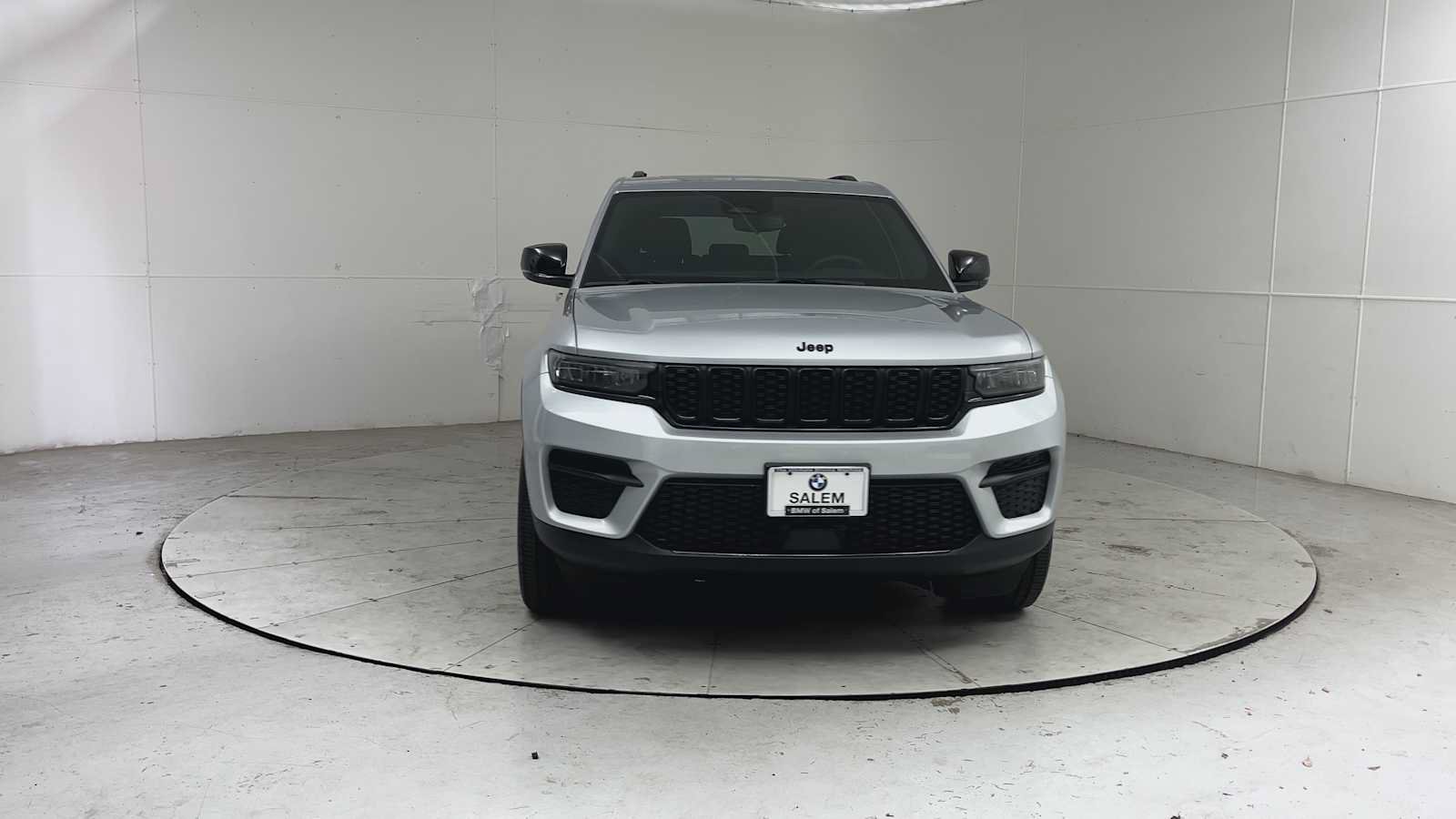 Used 2023 Jeep Grand Cherokee Altitude AWD/4WD image 5