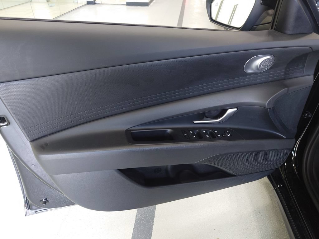 Certified 2024 Hyundai Elantra SE FWD image 11