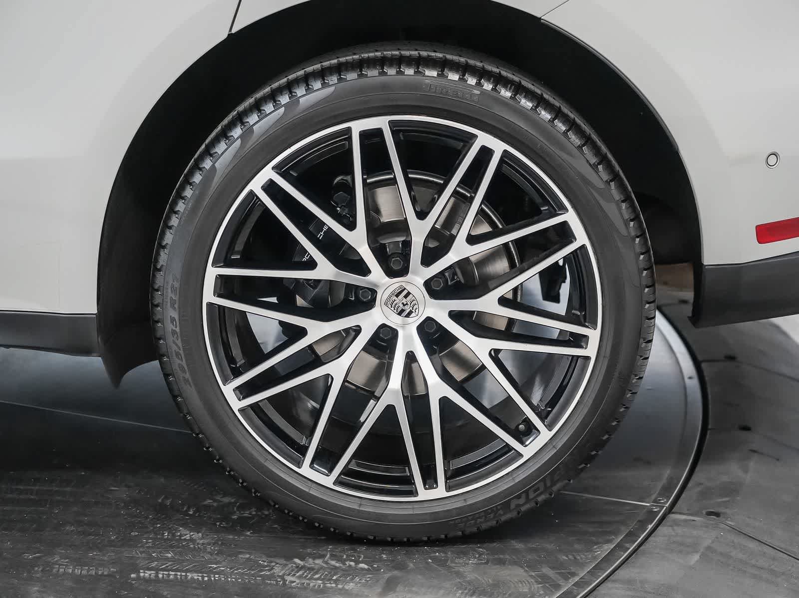 Certified 2023 Porsche Macan AWD/4WD image 13