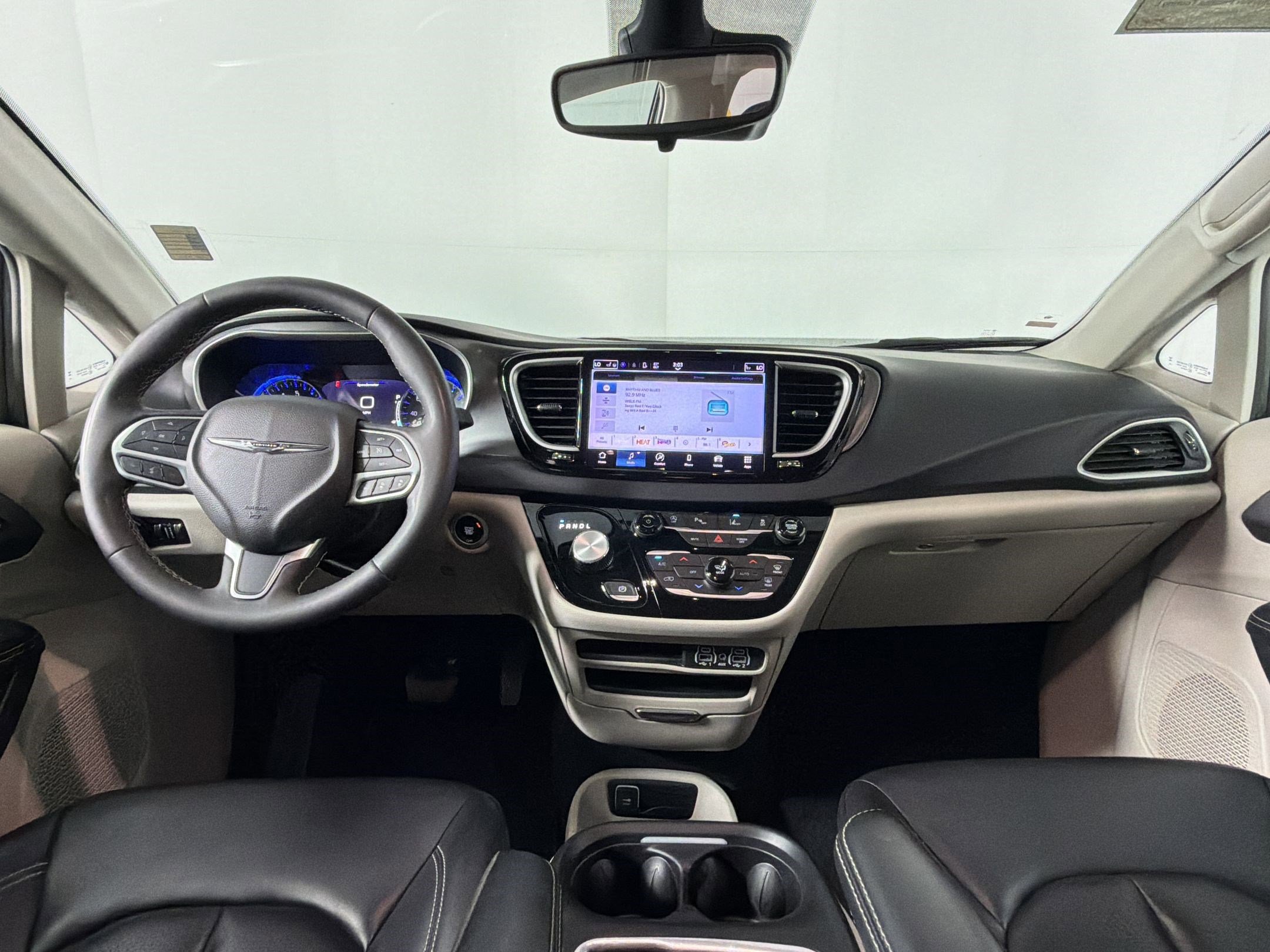Used 2023 Chrysler Pacifica Touring-L FWD image 13