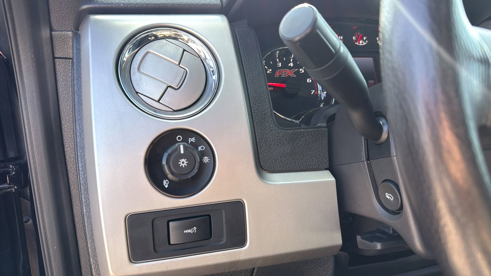 Used 2014 Ford F150 FX4 w/ Equipment Group 402A Luxury AWD/4WD image 16