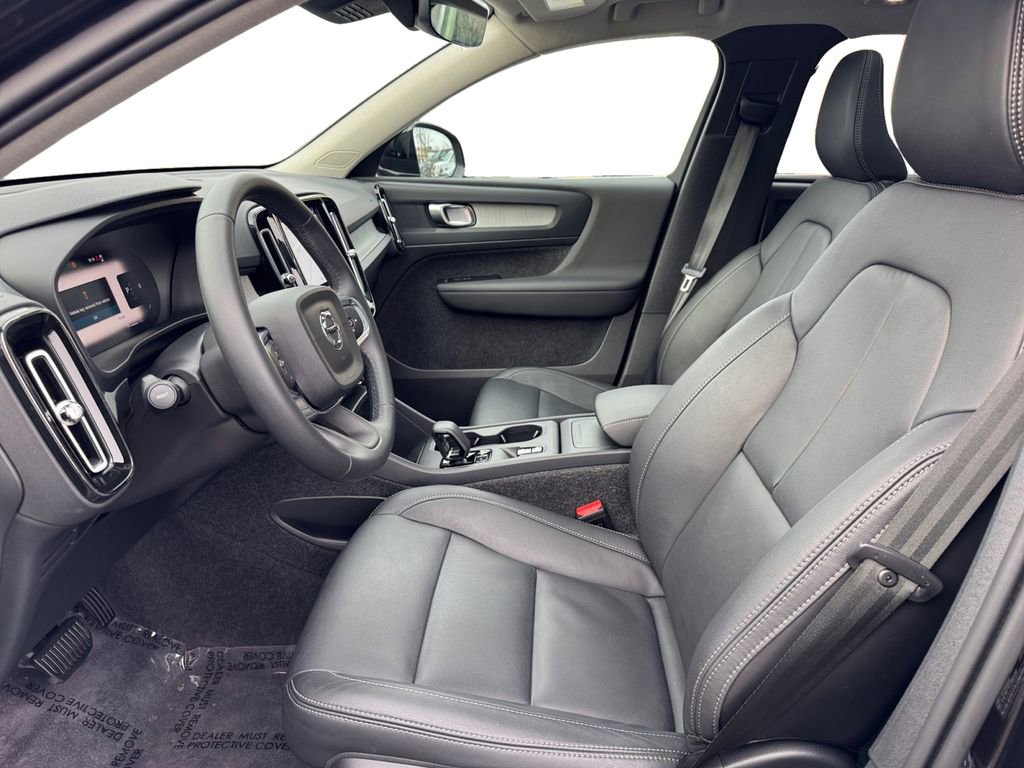 Certified 2025 Volvo XC40 B5 Core image 11