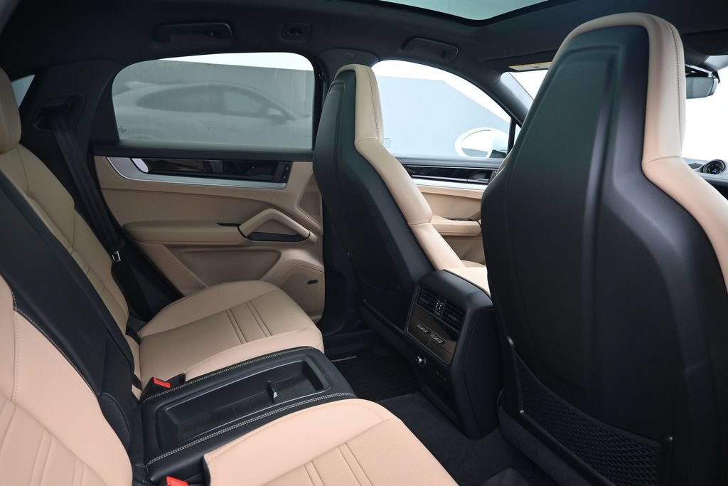 Certified 2026 Porsche Cayenne E-Hybrid Coupe AWD/4WD image 7