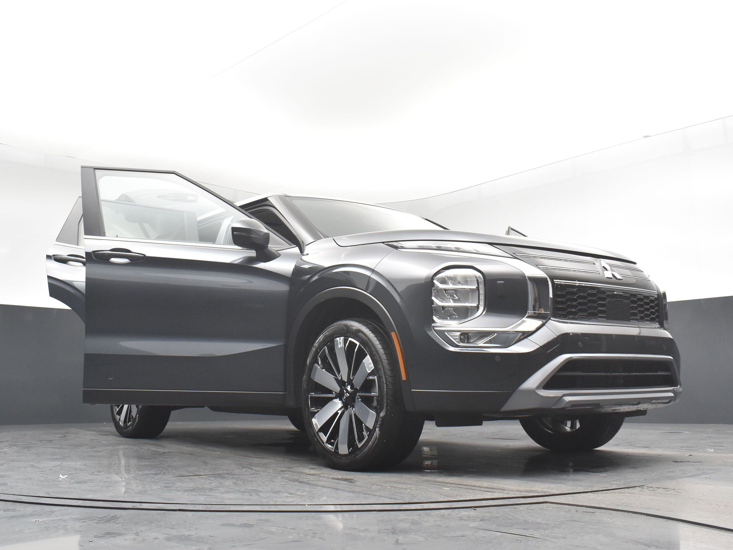 Used 2025 Mitsubishi Outlander AWD image 29